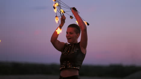 Professionelle-Tänzerinnen-Veranstalten-Auf-Dem-Festival-Eine-Feuershow-Und-Eine-Pyrotechnische-Darbietung-Mit-Brennenden,-Funkelnden-Fackeln
